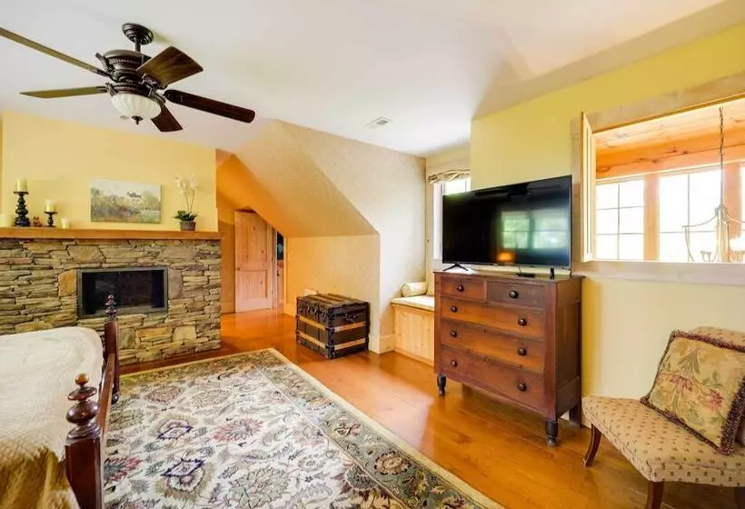Hilltop Hideaway Cabin W/ Porch + Fire Pit!