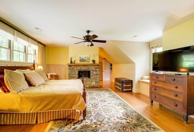 Hilltop Hideaway Cabin W/ Porch + Fire Pit!