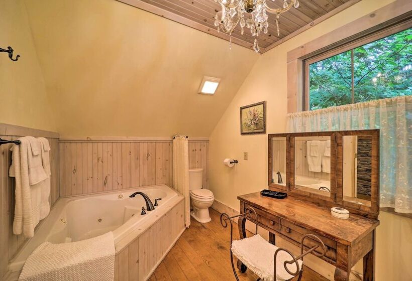 Hilltop Hideaway Cabin W/ Porch + Fire Pit!