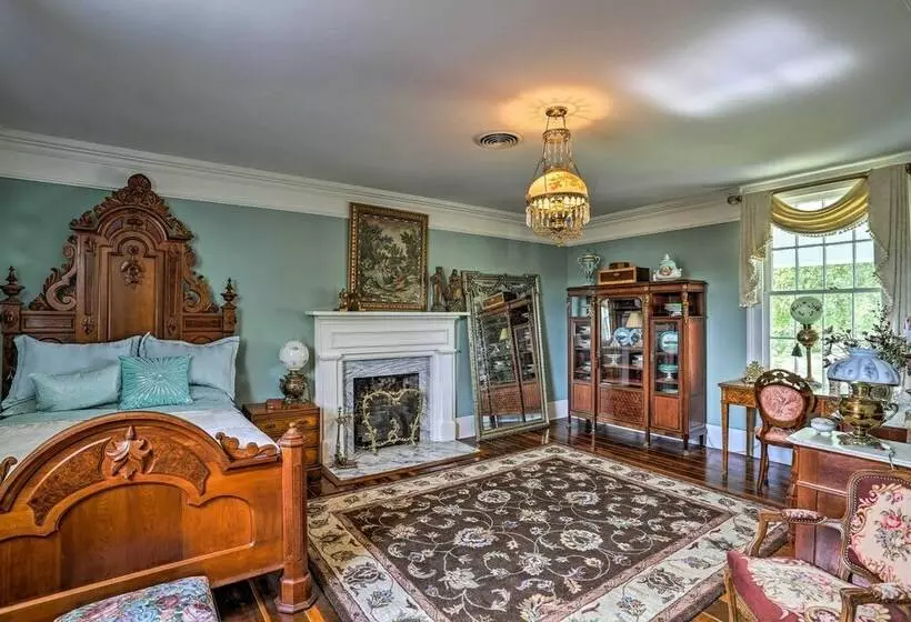 Historic Cedar Hill Mansion On Large Farm W/ Pool!