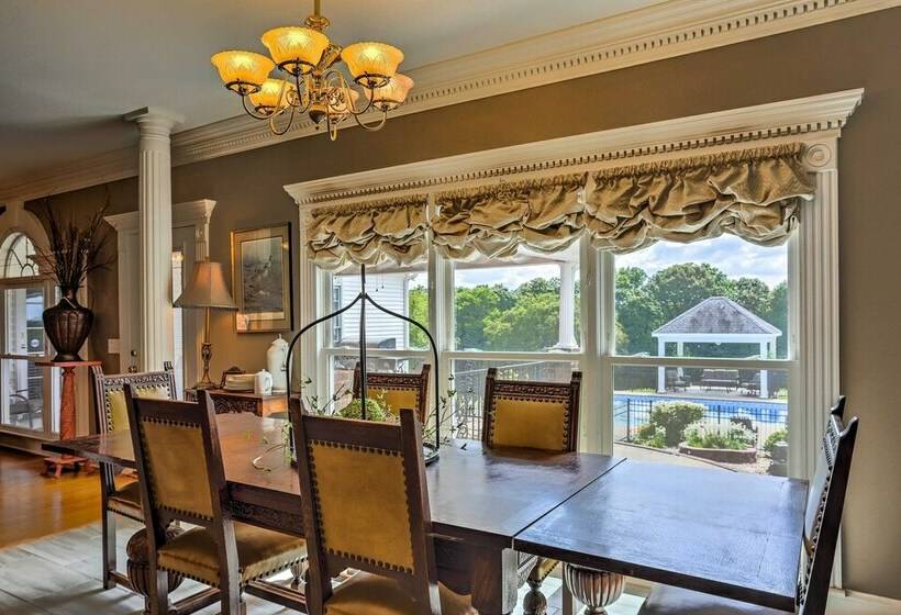 Historic Cedar Hill Mansion On Large Farm W/ Pool!