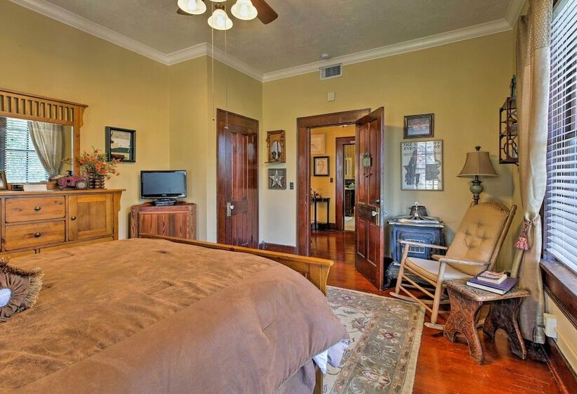 Historic Huntington Home W/ Pond & Flower Gardens!