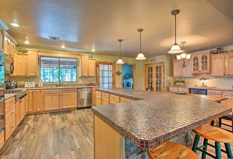 Kingston House W/ Fire Pit, Short Walk To Lake!