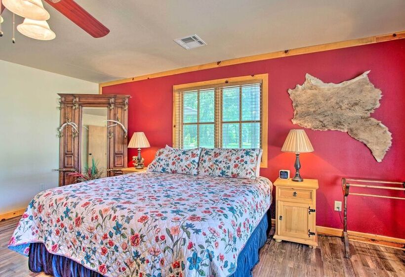 Kingston House W/ Fire Pit, Short Walk To Lake!