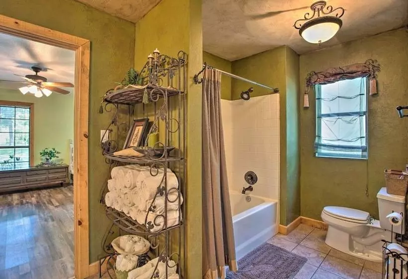 Kingston House W/ Fire Pit, Short Walk To Lake!