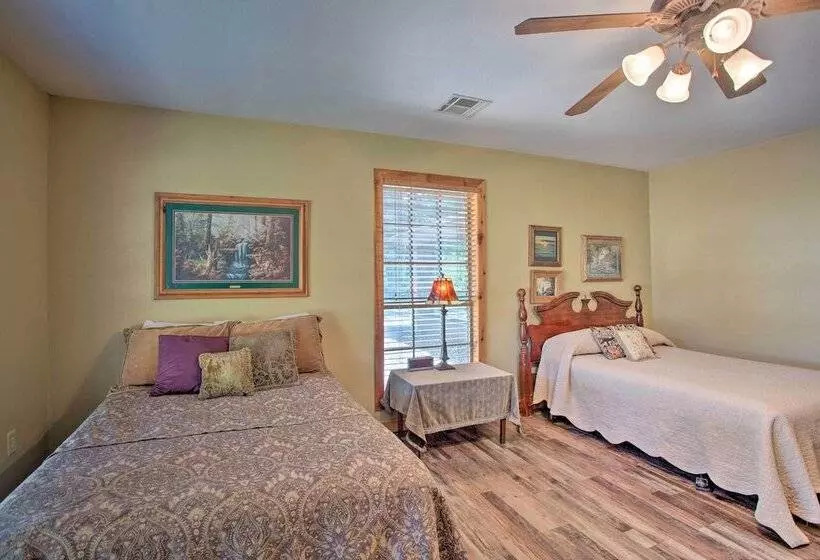 Kingston House W/ Fire Pit, Short Walk To Lake!