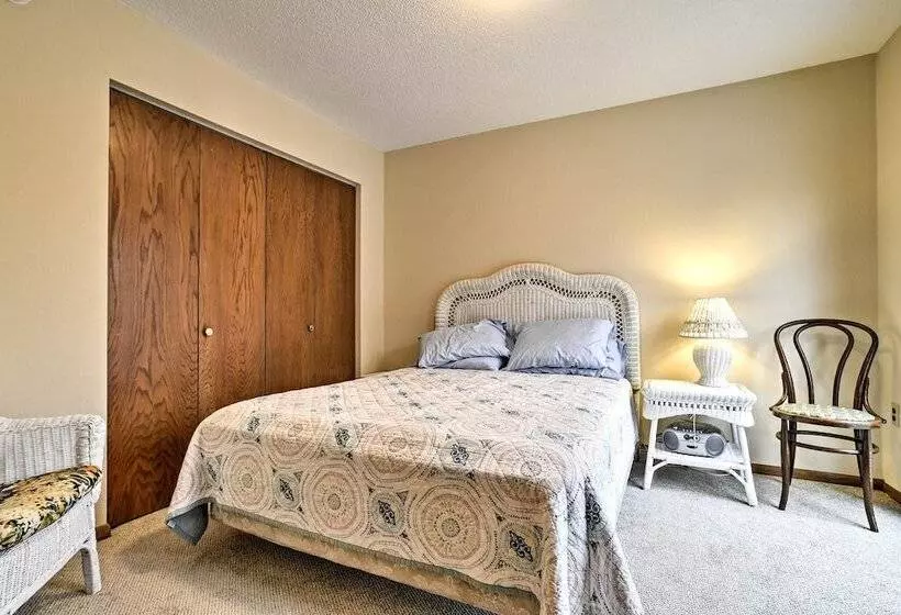 Lakeview 10 Acre Kimball Cabin W/ Private Beach!