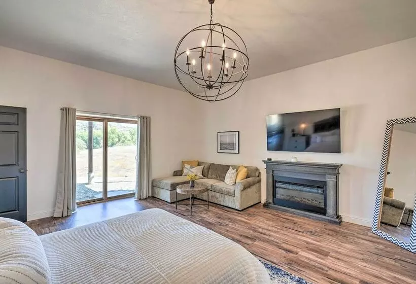 Theater + Scenic Views: Valley Springs Cabin!