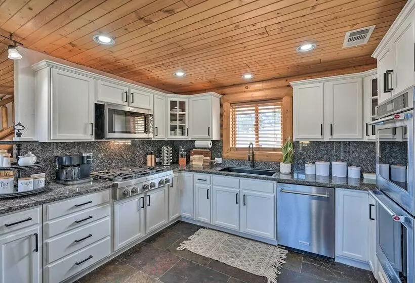 Theater + Scenic Views: Valley Springs Cabin!