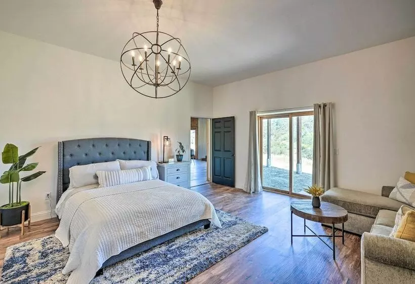 Theater + Scenic Views: Valley Springs Cabin!