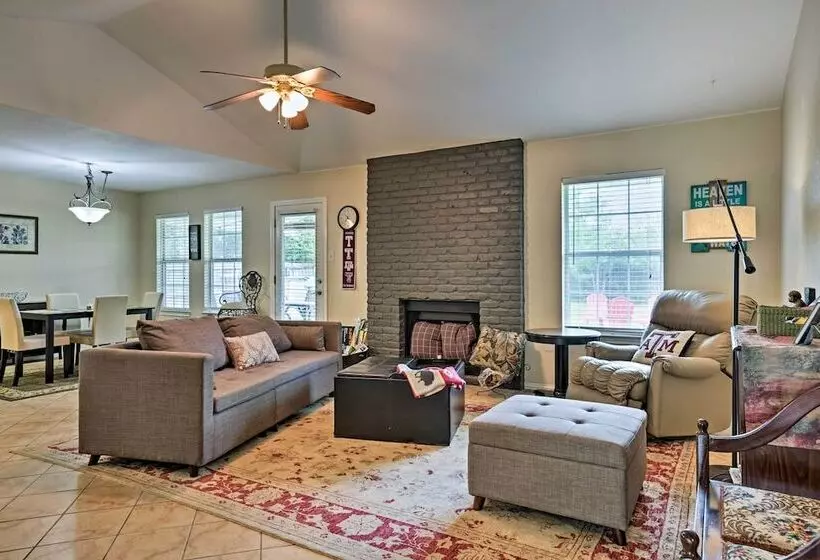 2 Mi To Lake Mcqueeny: Gem W/ Covered Patio