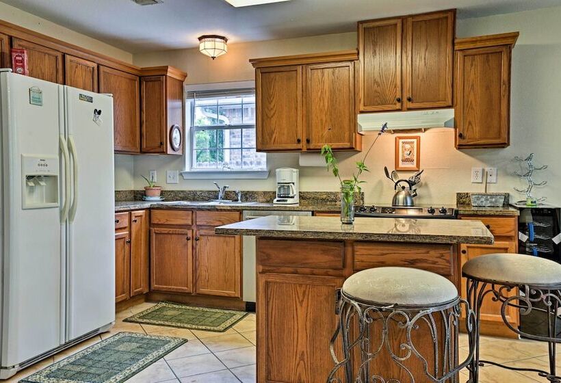 2 Mi To Lake Mcqueeny: Gem W/ Covered Patio