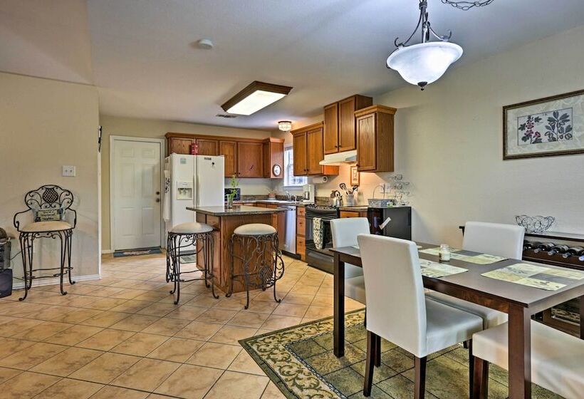 2 Mi To Lake Mcqueeny: Gem W/ Covered Patio