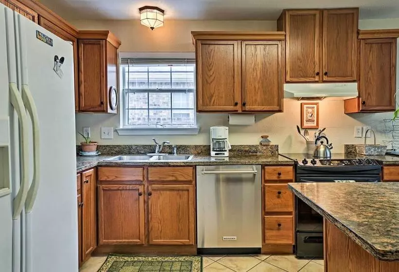 2 Mi To Lake Mcqueeny: Gem W/ Covered Patio