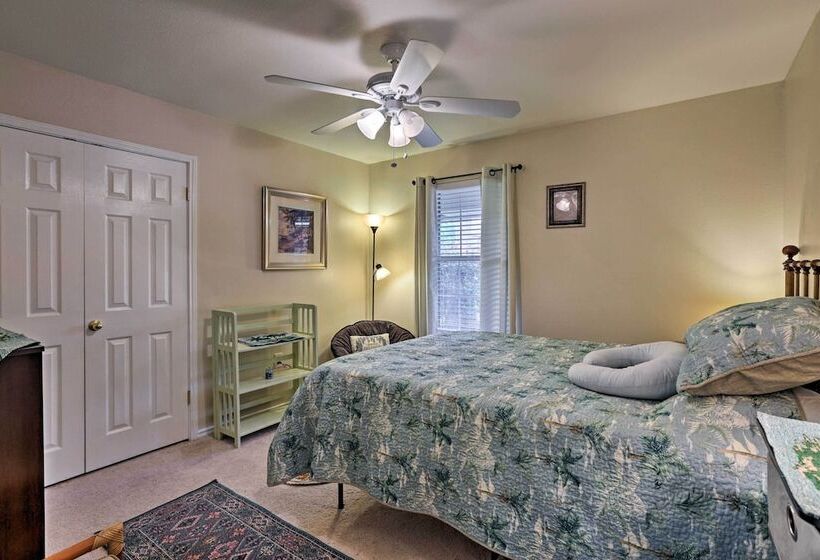 2 Mi To Lake Mcqueeny: Gem W/ Covered Patio