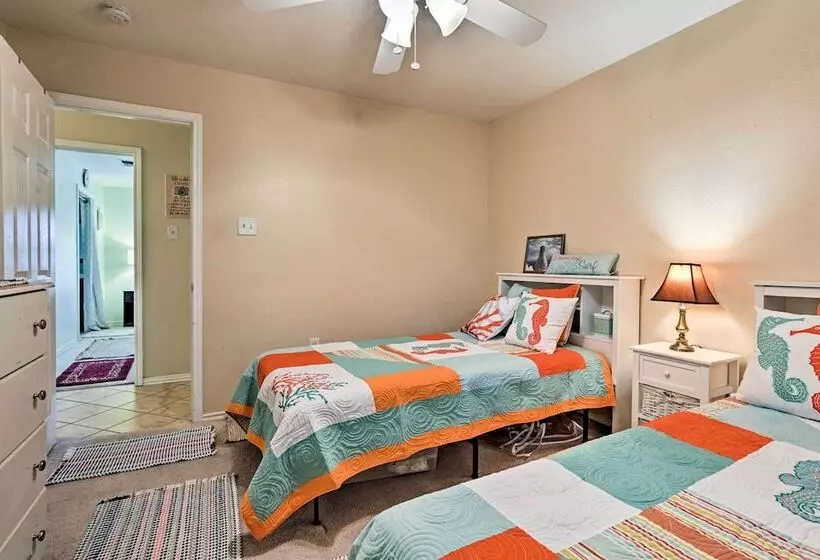 2 Mi To Lake Mcqueeny: Gem W/ Covered Patio