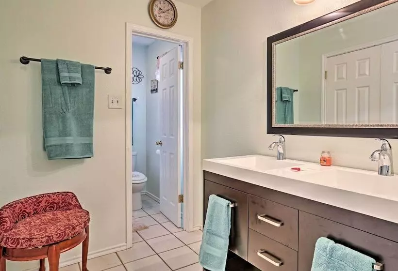 2 Mi To Lake Mcqueeny: Gem W/ Covered Patio