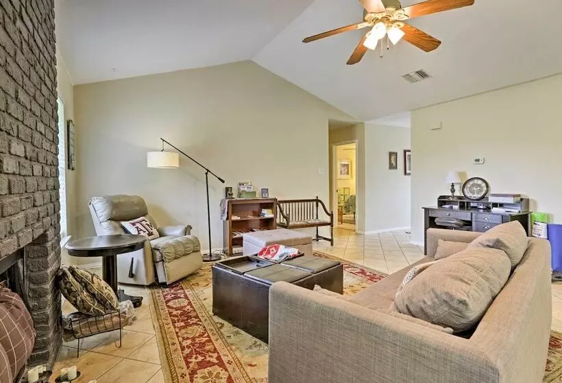 2 Mi To Lake Mcqueeny: Gem W/ Covered Patio