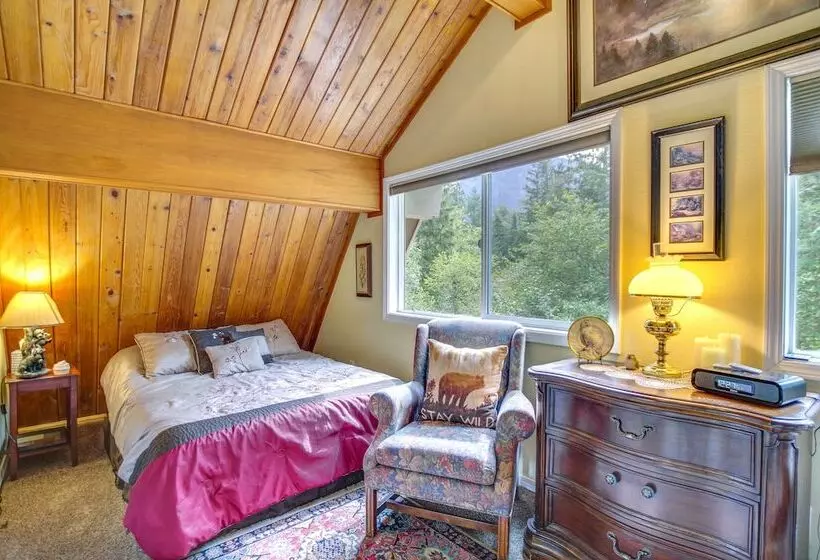 Owls Nest   Cozy Cabin W/ Hot Tub & Fireplace!
