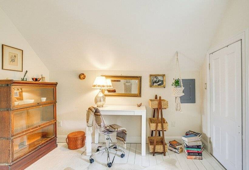 Walk To Downtown: Pet Friendly Millerton Home!