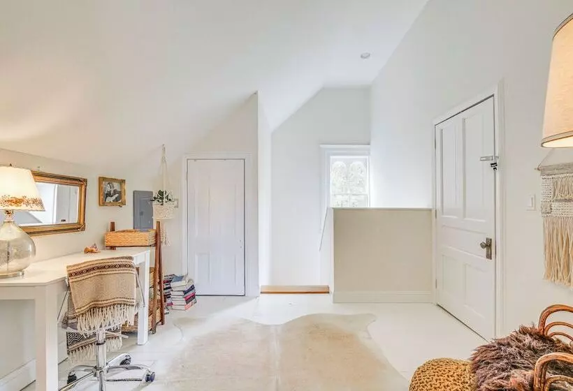 Walk To Downtown: Pet Friendly Millerton Home!