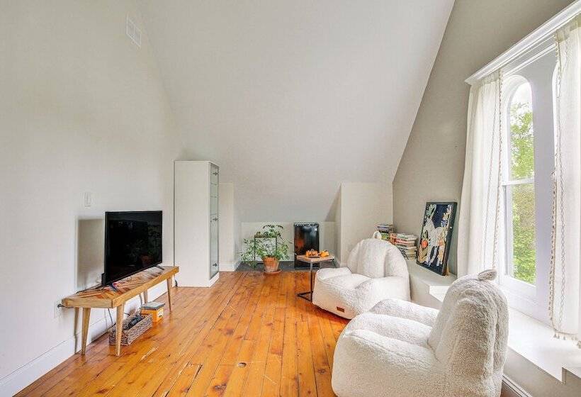 Walk To Downtown: Pet Friendly Millerton Home!