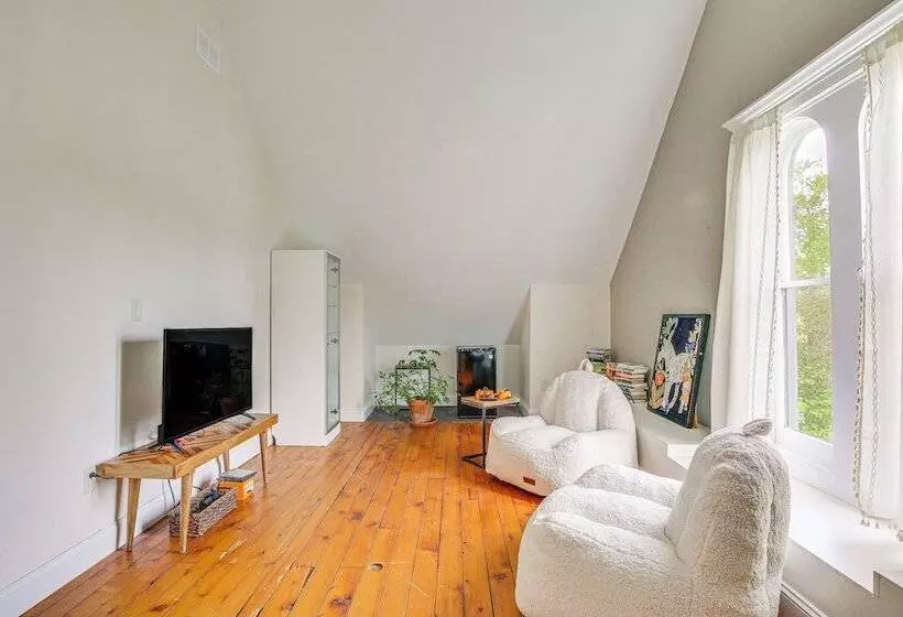 Walk To Downtown: Pet Friendly Millerton Home!