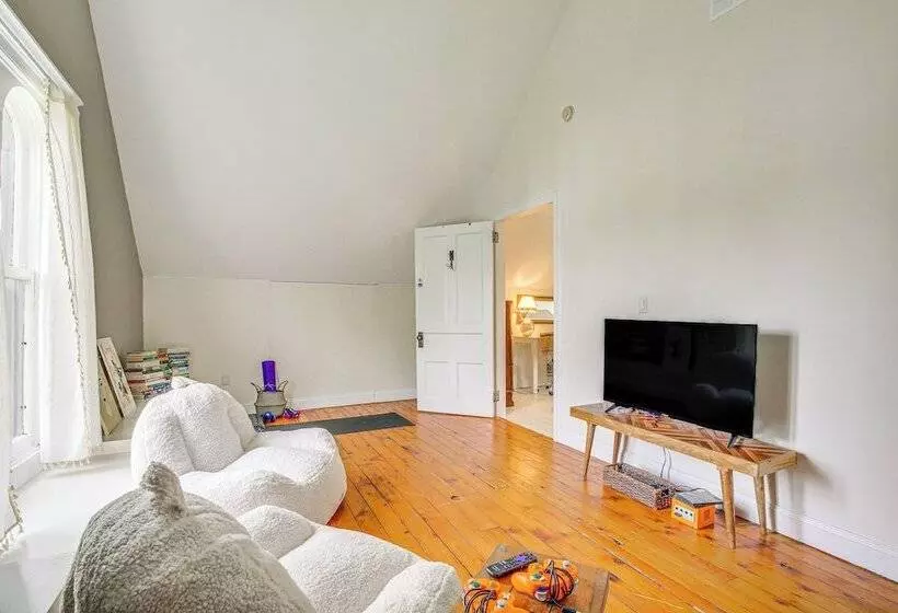 Walk To Downtown: Pet Friendly Millerton Home!