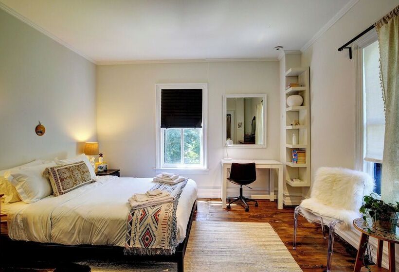 Walk To Downtown: Pet Friendly Millerton Home!