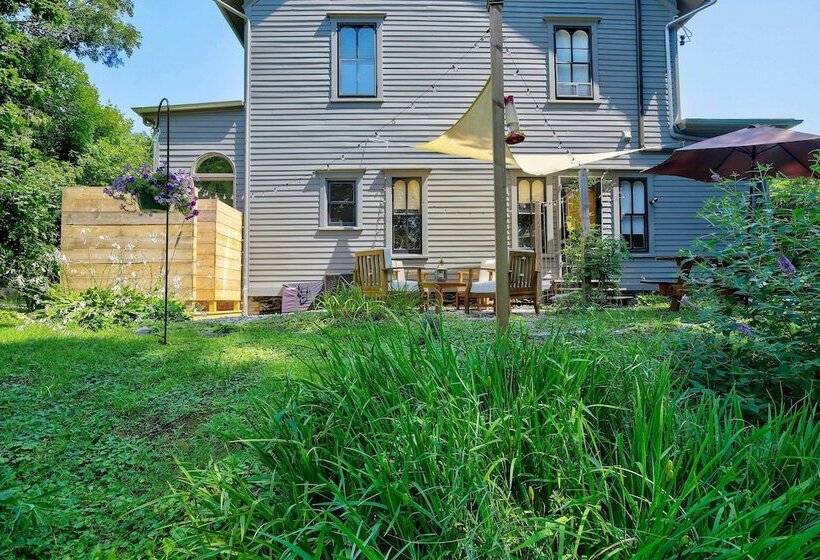 Walk To Downtown: Pet Friendly Millerton Home!