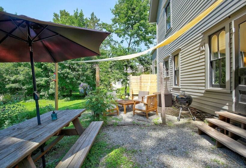 Walk To Downtown: Pet Friendly Millerton Home!