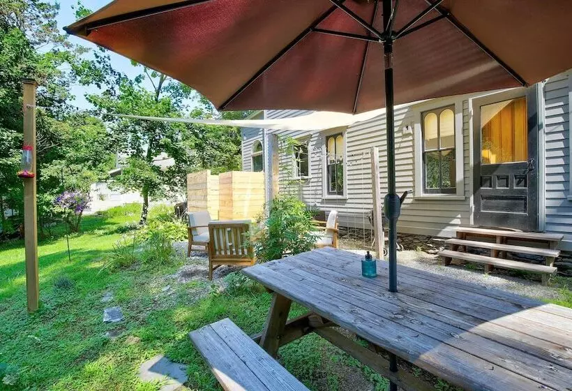 Walk To Downtown: Pet Friendly Millerton Home!