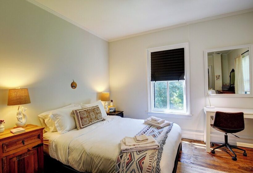 Walk To Downtown: Pet Friendly Millerton Home!