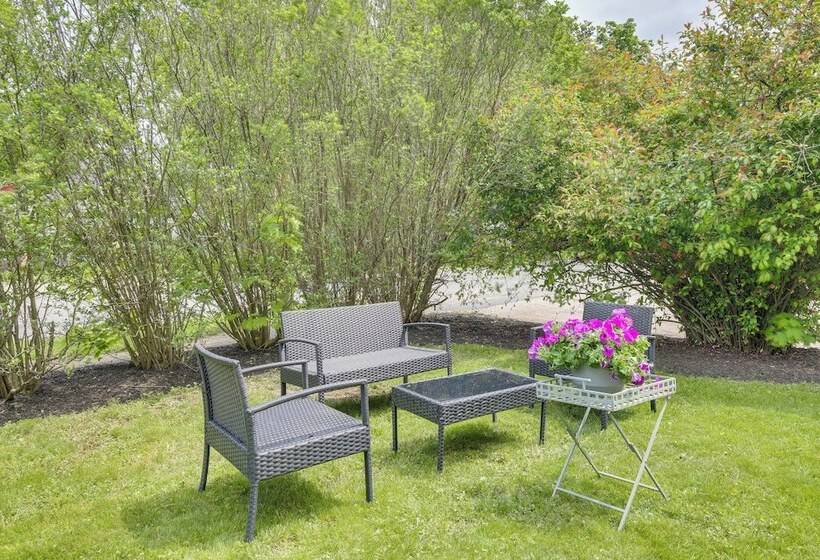 Walk To Downtown: Pet Friendly Millerton Home!