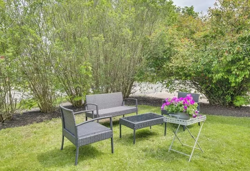 Walk To Downtown: Pet Friendly Millerton Home!