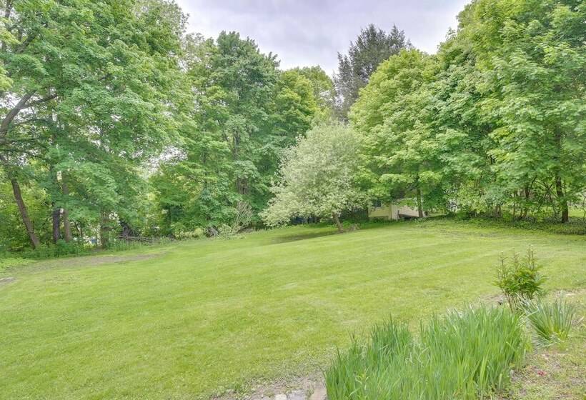 Walk To Downtown: Pet Friendly Millerton Home!