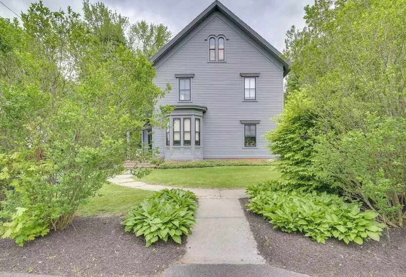 Walk To Downtown: Pet Friendly Millerton Home!