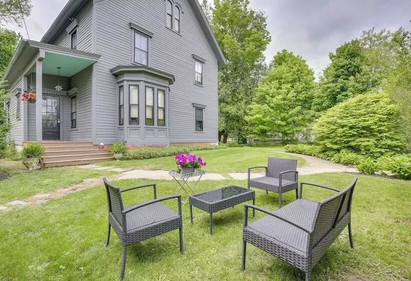 Walk To Downtown: Pet Friendly Millerton Home!