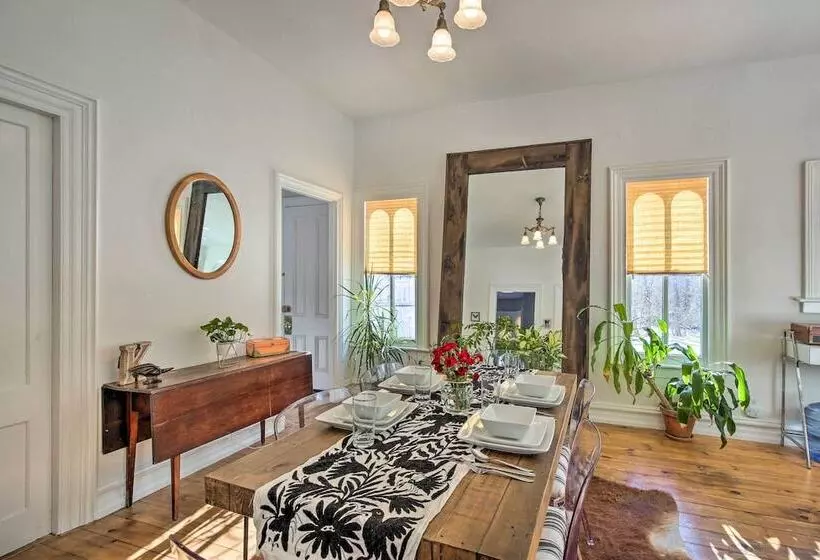 Walk To Downtown: Pet Friendly Millerton Home!