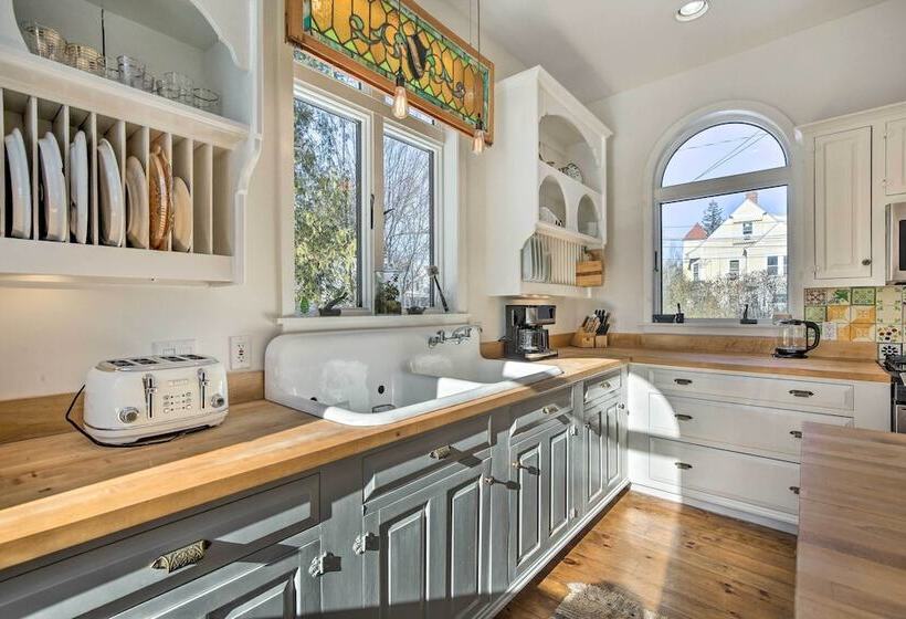 Walk To Downtown: Pet Friendly Millerton Home!