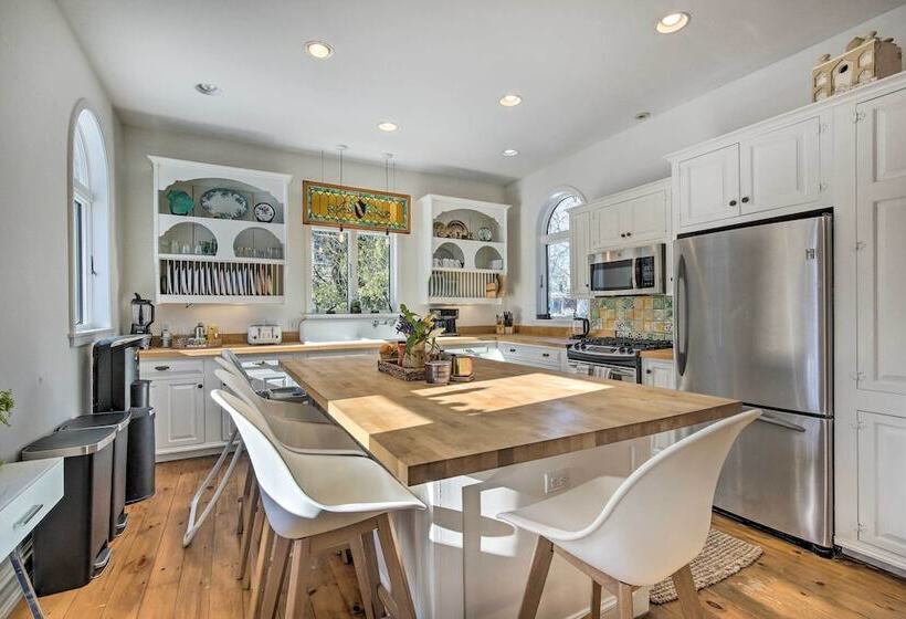 Walk To Downtown: Pet Friendly Millerton Home!