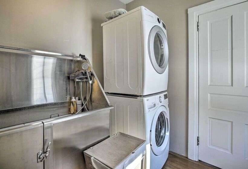 Walk To Downtown: Pet Friendly Millerton Home!