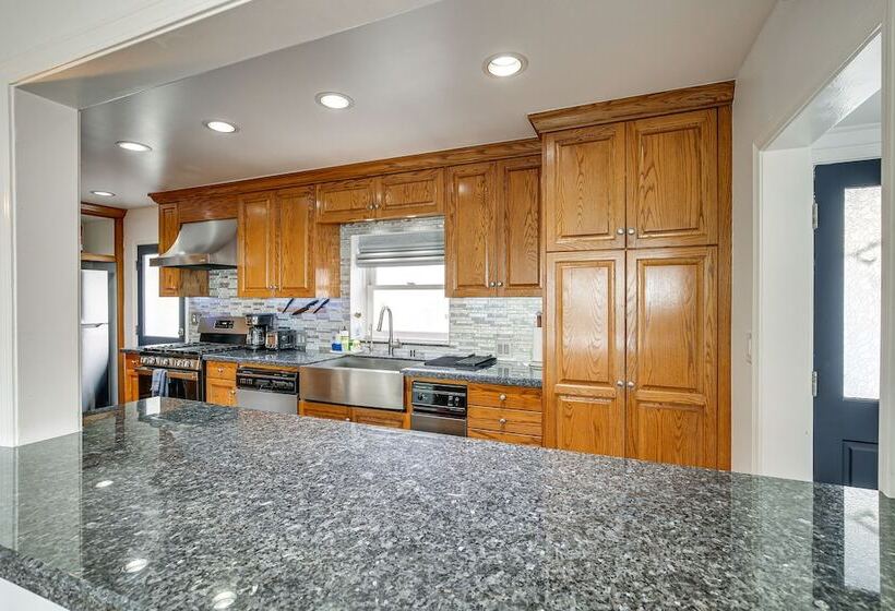 Bright Whittier Home W/ Pool Table + Spacious Deck