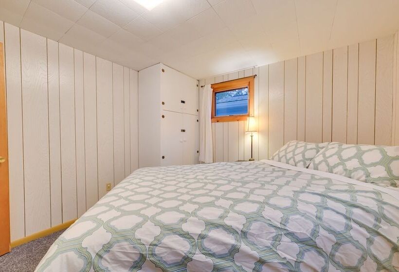 Petoskey Home ~ 5 Mi To Downtown & Bayfront Park!