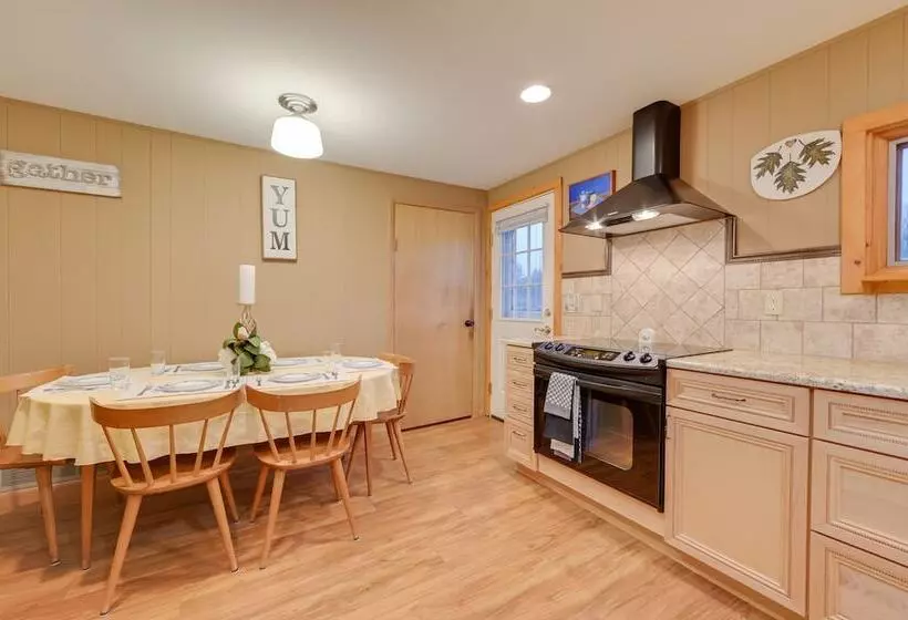 Petoskey Home ~ 5 Mi To Downtown & Bayfront Park!