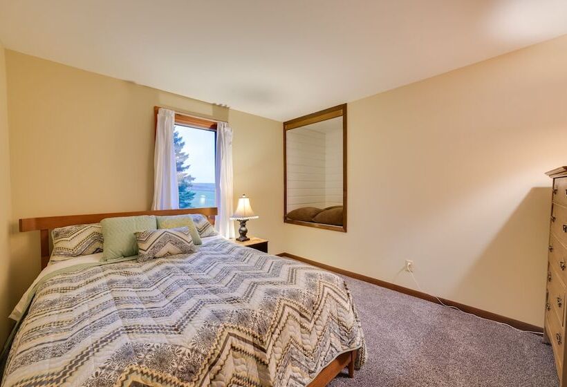 Petoskey Home ~ 5 Mi To Downtown & Bayfront Park!