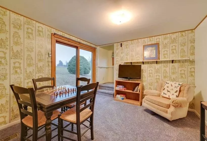 Petoskey Home ~ 5 Mi To Downtown & Bayfront Park!