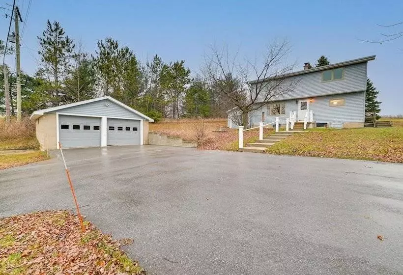 Petoskey Home ~ 5 Mi To Downtown & Bayfront Park!