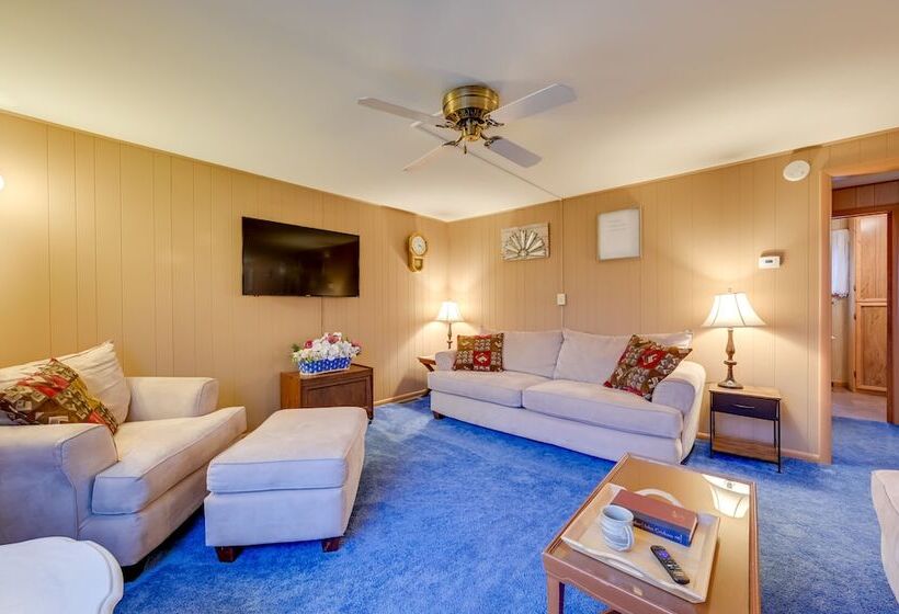 Petoskey Home ~ 5 Mi To Downtown & Bayfront Park!