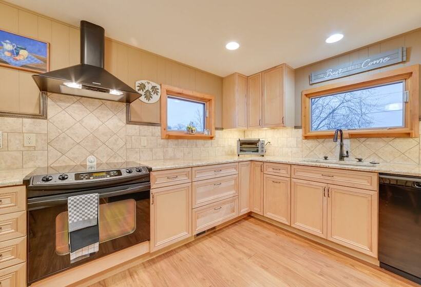 Petoskey Home ~ 5 Mi To Downtown & Bayfront Park!